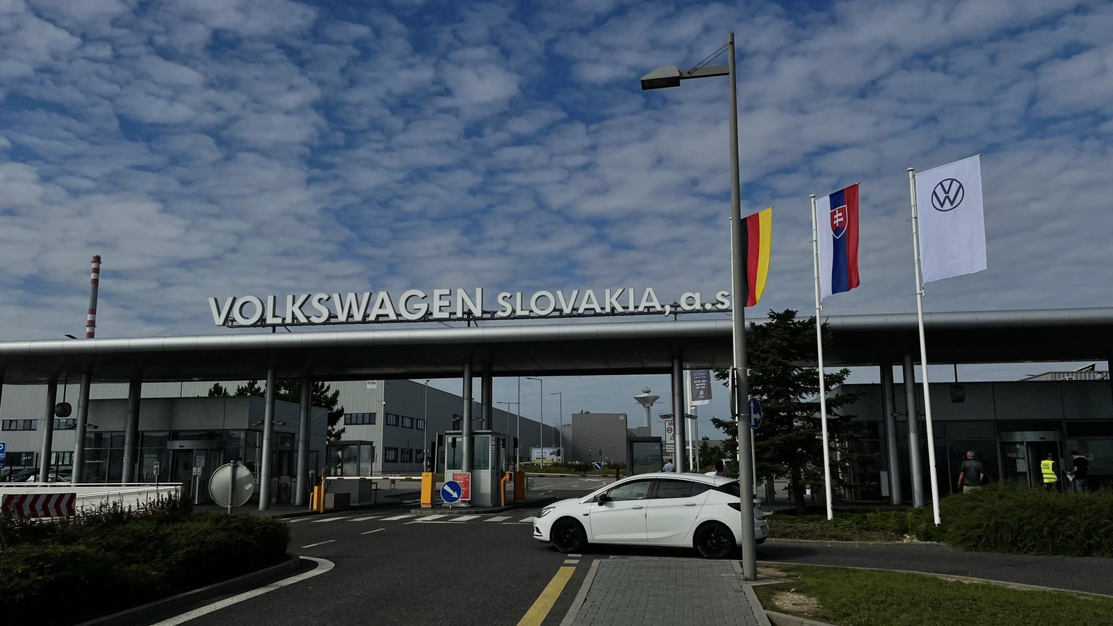 Hlavná brána závodu Volkswagen Slovakia v Bratislave-Devínskej Novej Vsi